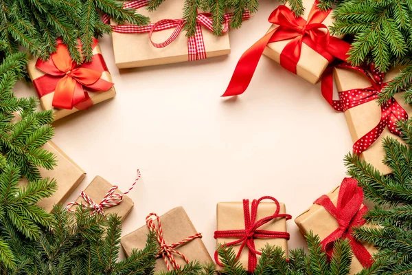 Karácsonyi Fenyő Karácsonyi Ajándékdobozok Hely Üdvözlő Szöveget Lapos Fektetés — Stock Fotó