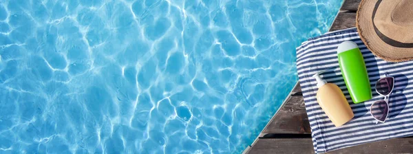 Kozmetik Şişeleri Güneş Gözlükleri Yüzme Havuzunun Yanında Güneş Şapkası Yaz — Stok fotoğraf