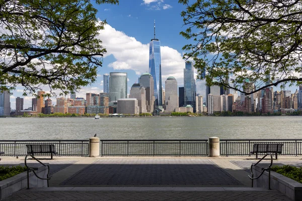 Небо Манхэттена Нью Йорке Через Реку Гудзон Демонстрирующее Впечатляющую Архитектуру — стоковое фото