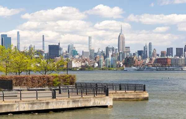 Мангеттенський Краєвид Нью Йорку Через Річку Гудзон Демонструє Вражаючу Архітектуру — стокове фото