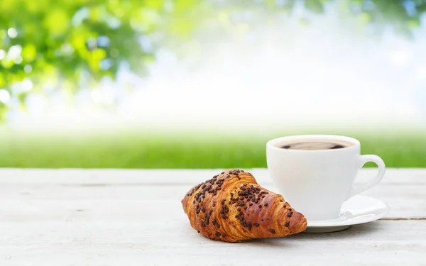 Kaffee Und Croissant Auf Sonnigem Gartentisch Französisches Frühstück Mit Kopierraum — Stockfoto