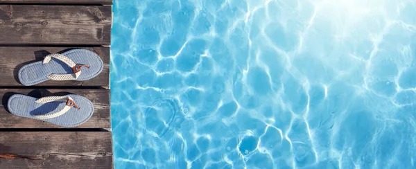Yüzme Havuzunun Yanında Parmak Arası Terlikler Yaz Tatili Düz Yatıyordu — Stok fotoğraf