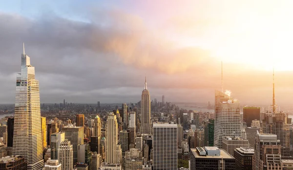 Небо Манхэттена Нью Йорке Демонстрирующее Впечатляющую Архитектуру Современный Город Закате — стоковое фото