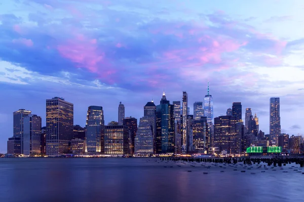 纽约横跨河流的曼哈顿天际线 在日落时展现了令人印象深刻的建筑和现代城市景观 — 图库照片
