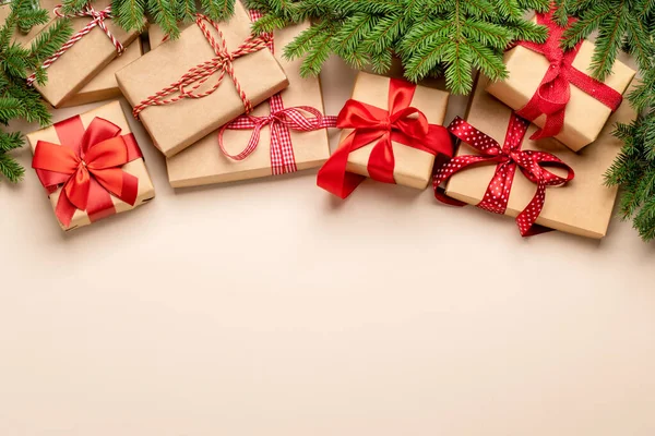 Χριστουγεννιάτικα Έλατα Κλαδιά Κουτιά Δώρων Και Χώρος Για Χαιρετισμούς Κείμενο — Φωτογραφία Αρχείου