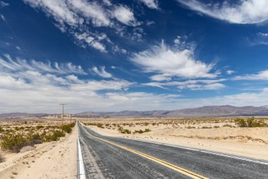 Hiç bitmeyen bir yolun perspektifi, güzel bir yere yolculuk ve macera.