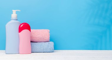 Vücut bakımı malzemeleri ve banyo havluları masada ürününüz veya mesajınız için yer var. Spa düzenlemesi