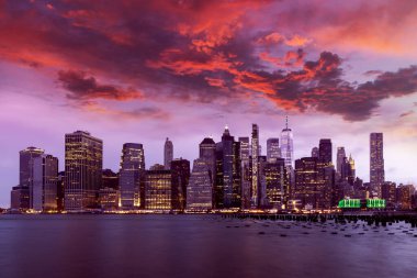 New York 'ta Manhattan silueti, geceleri etkileyici mimari ve modern şehir manzarasını gözler önüne seriyor.