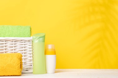 Vücut bakımı malzemeleri ve banyo havluları masada ürününüz veya mesajınız için yer var. Spa düzenlemesi