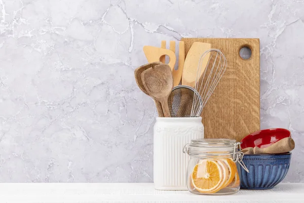 Küchenutensilien Auf Holztisch Frontansicht Mit Kopierraum — Stockfoto