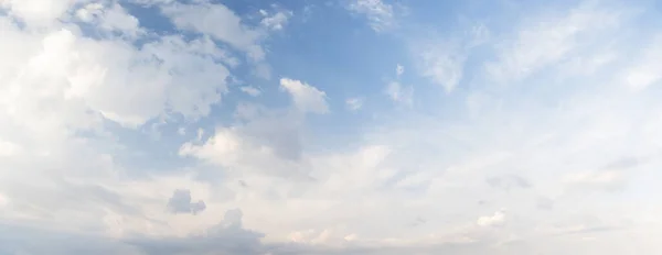 Широкий Красивый Живописный Вид Небо Облаками Демонстрируя Природную Красоту Спокойствие — стоковое фото