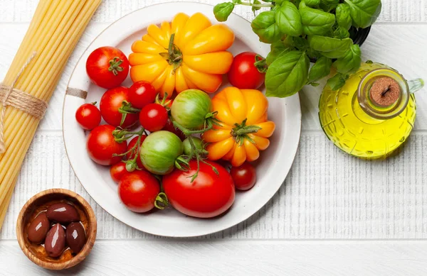 各种五彩缤纷的花园西红柿 新鲜蔬菜和意大利面 带有复制空间的顶视图平面布局 — 图库照片