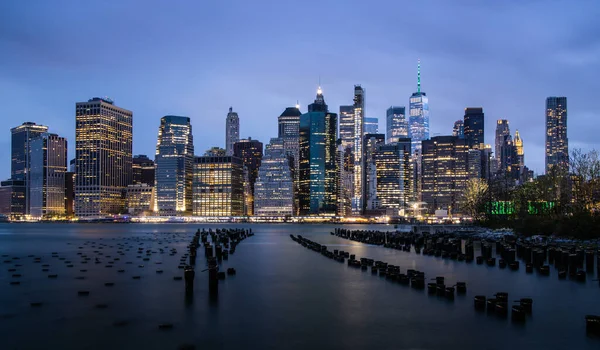 Небо Манхэттена Нью Йорке Демонстрирующее Впечатляющую Архитектуру Современный Город Ночью — стоковое фото