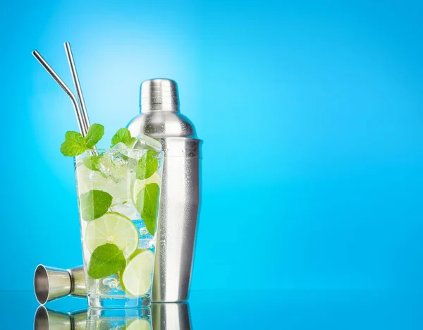 Mojito Cocktail Cocktail Shaker Blue Background Copy Space — Stock Photo, Image
