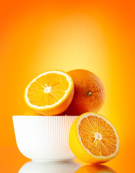 コピースペース付きオレンジの背景に新鮮なオレンジ色の果物 — ストック写真