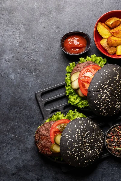 Házi Készítésű Marhahús Burgerek Fekete Zsemlével Sült Krumplival Lapos Fekvésű — Stock Fotó