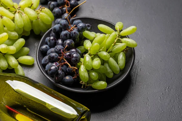 Bovenaanzicht Van Een Wijnfles Druiven Kurkentrekker Wijnkurken Tafel Met Veel — Stockfoto