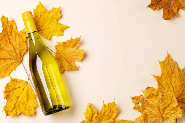 Witte Wijn Fles Herfst Bladeren Vlakke Lay Met Kopieerruimte — Stockfoto