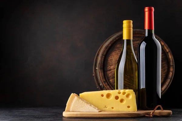 ボード上の様々なチーズ 赤と白のワイン コピースペース付き — ストック写真