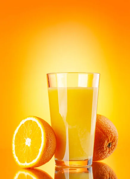Jus Orange Frais Dans Verre Demi Fruits Orange Sur Fond — Photo