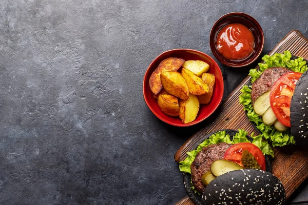 Zelfgemaakte Hamburgers Met Zwarte Broodjes Frietjes Vlakke Lay Met Kopieerruimte — Stockfoto