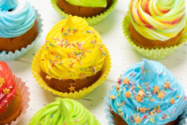 Ahşap masada renkli kekler