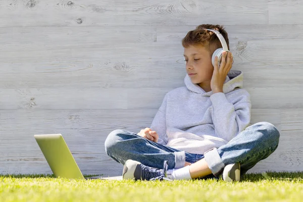 Niño Usando Portátil Auriculares Aire Libre Concepto Educación Entretenimiento — Foto de Stock