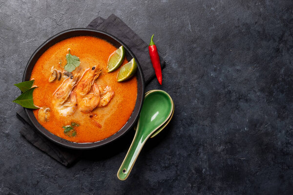 Тайский суп Том Юм с морепродуктами. Квартира с копировальным пространством