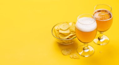 Fotokopi alanı olan canlı sarı bir arka planda bira ve patates kızartması.