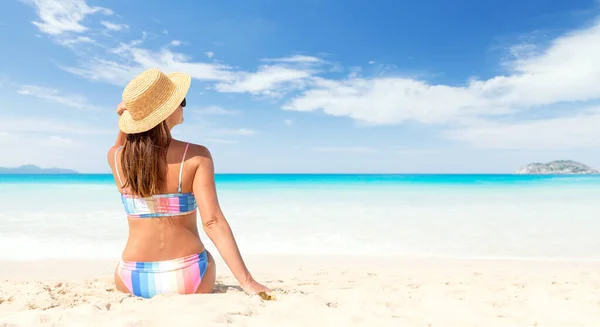 Donna Bikini Sulla Spiaggia Tropicale Del Mare Godendo Rilassandosi Estate — Foto Stock