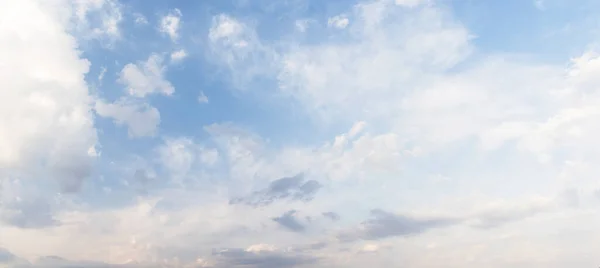 Bulutlu Güzel Bir Gökyüzü Manzarası Manzaranın Doğal Güzelliğini Huzurunu Sergiliyor — Stok fotoğraf