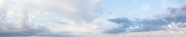 Красивый Широкий Живописный Вид Небо Облаками Демонстрируя Природную Красоту Спокойствие — стоковое фото