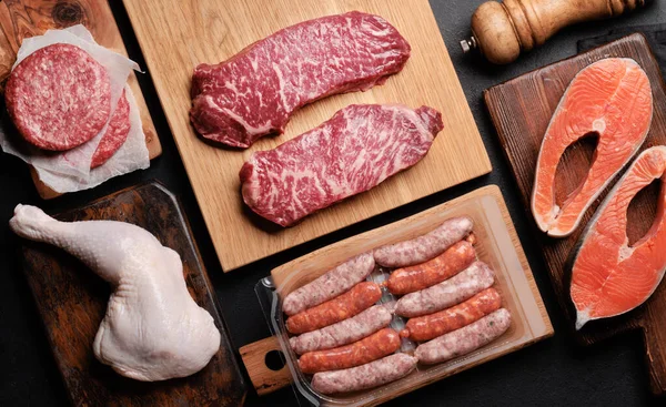 Különféle Nyers Hús Hal Steak Kolbász Lazac Csirke Fűszerek Lapos — Stock Fotó