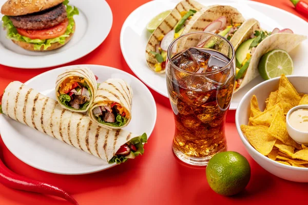 Tako Burrito Nachos Hamburger Kola Içeren Meksika Yemekleri — Stok fotoğraf