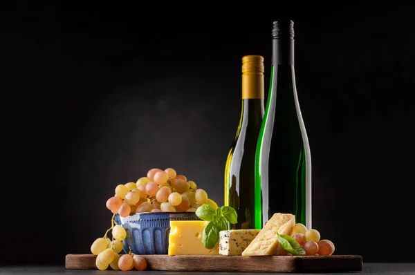 ボード上の様々なチーズと白ワイン 暗い背景の上にコピースペース — ストック写真
