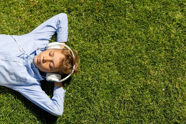 Chico Relajándose Hierba Escuchando Música Con Auriculares Puesta Plana — Foto de Stock