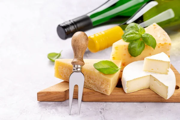 Çeşitli Peynirler Beyaz Şarap Şişeleri — Stok fotoğraf