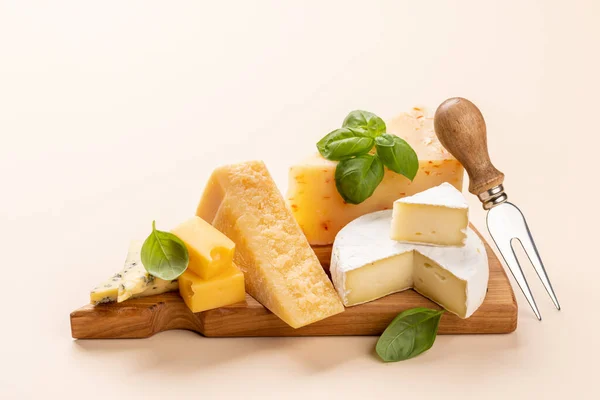 Verschiedene Käsesorten Bord Mit Kopierraum — Stockfoto