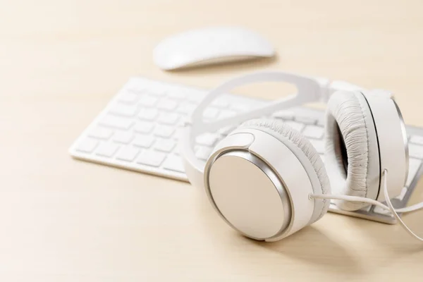 Workspace Keyboard Mouse Headphones Desk Empty Space Creativity — Stock Photo, Image