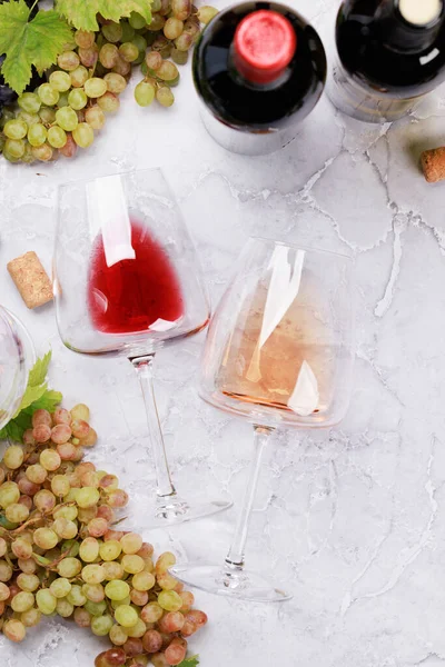 Gül Kırmızı Şarap Bardakları Şişeler Düz Yatıyordu — Stok fotoğraf