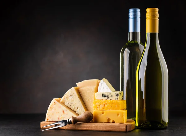 Güvertede Çeşit Çeşit Peynir Beyaz Şarap Kopyalama Alanı Olan Koyu — Stok fotoğraf