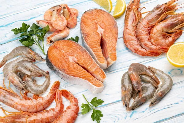 ラングスタイン マスステーキなどの新鮮な魚介類のトップビュー — ストック写真