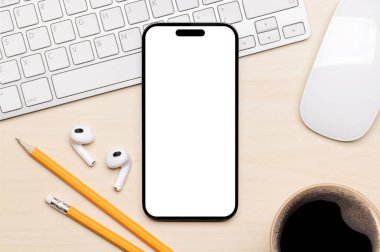 Masadaki boş beyaz ekran akıllı telefon, tasarım modeliniz için mükemmel.