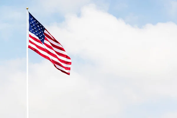 Photo American Flag Waving Sky Symbolizing Patriotism Freedom National Pride — Stock Photo, Image