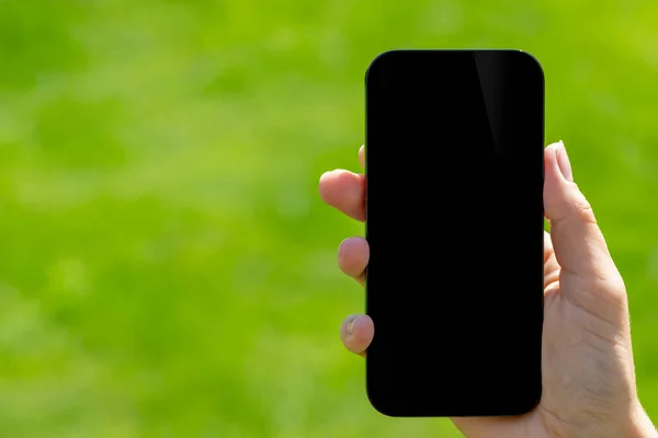 Blank Czarny Ekran Smartfon Ręce Kobiety Idealna Makieta Projektu Zewnętrzne — Zdjęcie stockowe