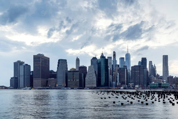 纽约市的天际线曼哈顿日落摩天大楼全景 — 图库照片