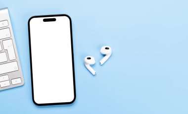 Masadaki boş siyah ekran akıllı telefon, tasarım modeliniz için mükemmel.