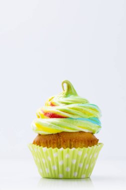 Gri arkaplanda kopyalama alanı olan renkli kek