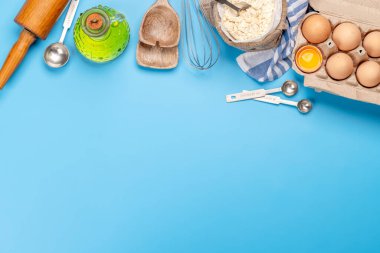 Mutfak malzemeleri ve mutfak aletleri mavi arka planda. Kopyalama alanı olan düz