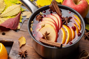 Meyve ve baharatlı sıcak şarap. Sonbahar kokteyli